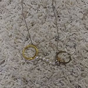Pearlnecklace with two pearl rings